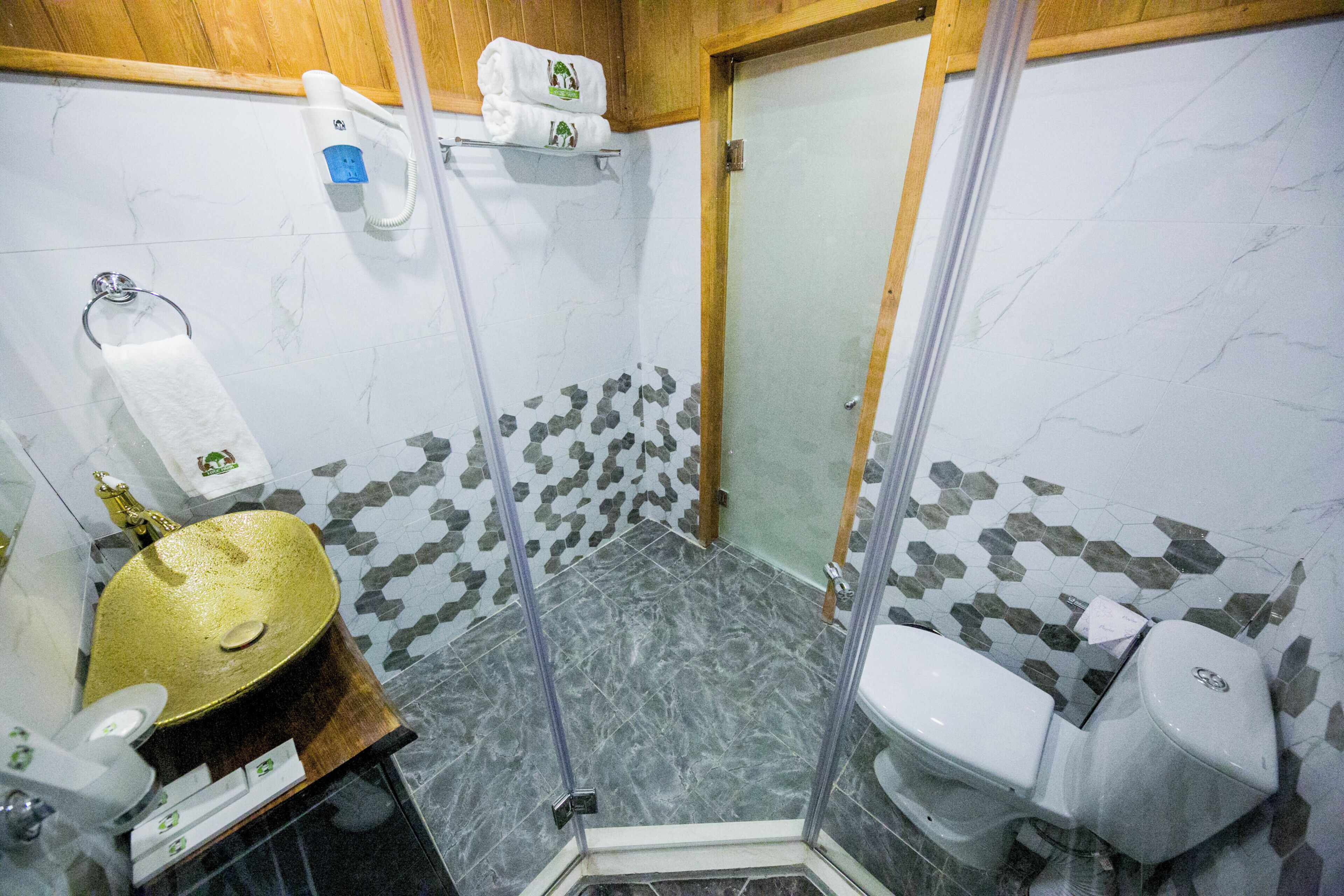 Un baño con ducha, inodoro y lavamanos.