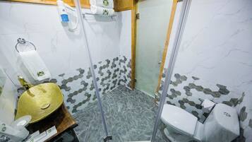 Un baño con ducha, inodoro y lavamanos.