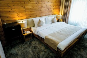 Doppel- oder Zweibettzimmer, Balkon, Blick auf den Innenhof | Zimmersafe, Bügeleisen/Bügelbrett, kostenloses WLAN, Bettwäsche