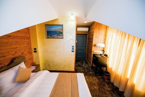 Kamar Double, pemandangan halaman | Brankas, setrika/meja setrika, Wi-Fi gratis, dan seprai linen