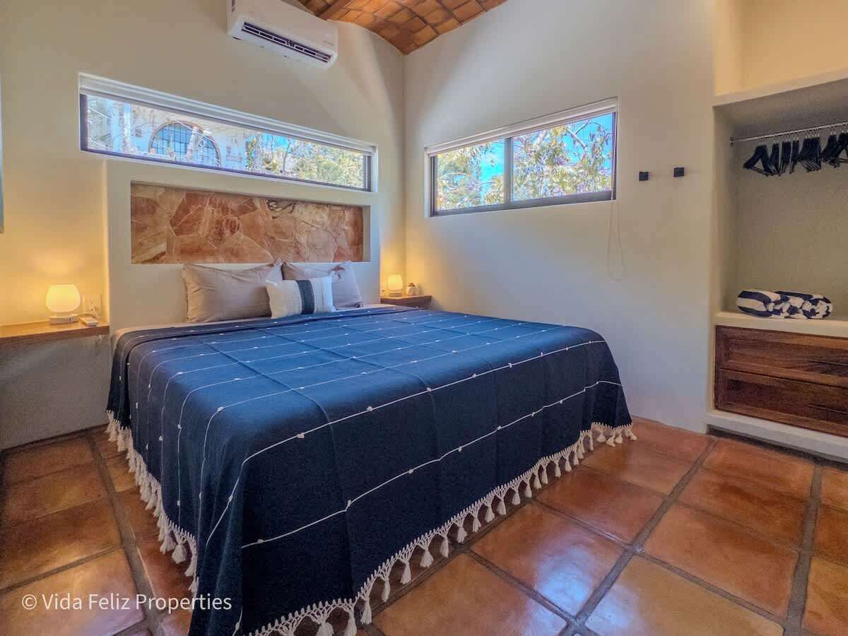 2 soveværelser, pengeskab på værelset, strygejern/strygebræt