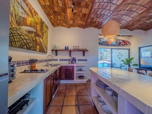 Kylskåp, spishäll, kaffe- och tebryggare och brödrost