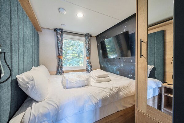 2 bedrooms, individually decorated, individually furnished, free WiFi - Celestial Skylight - Billing Aquadrome (Northampton)