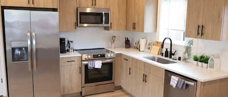 Frigorífico, microondas, horno y placa de cocina