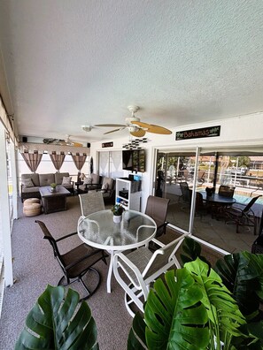 屋外ダイニングエリア