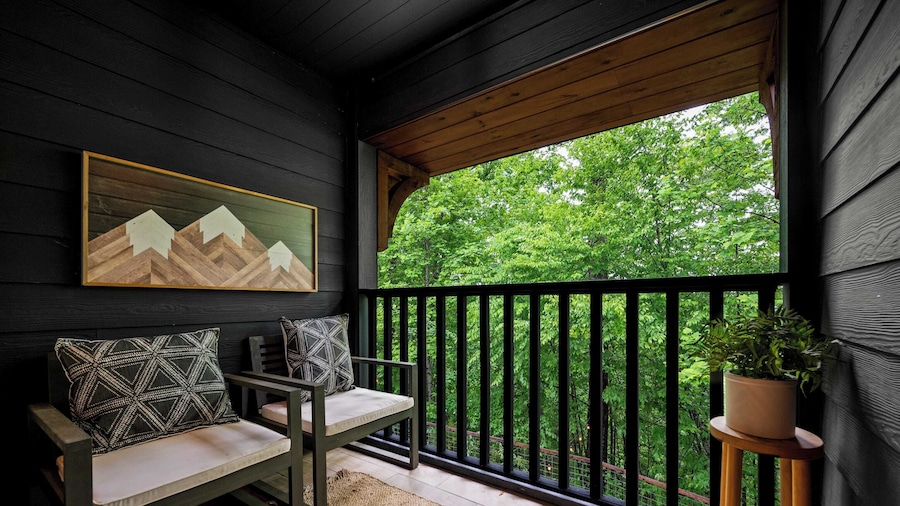 Firefly Mountain Suites Sleeps 36 Indoor Pool, Hot Tub, Game Room, Playground