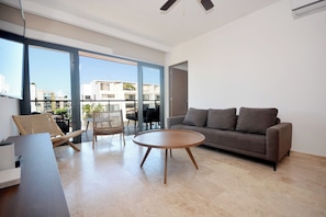 럭셔리 아파트, 침실 3개, 주방 | 거실 공간 | 디지털 채널 시청이 가능한 40인치 스마트 TV