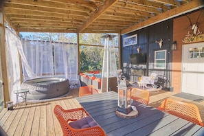 Outdoor dining - La Casa Caliente - Spa | Romantic Tiny Retreat Near Beaches & Old Town (St. Augustine)