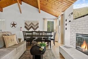 Smart TV, fireplace - Cowboy Cabin ~ Lake View, EV Charger, Near Village (Big Bear Lake)