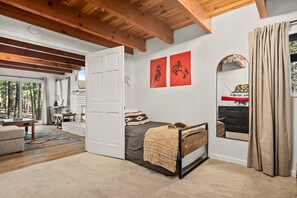 4 bedrooms, desk, travel cot, free WiFi