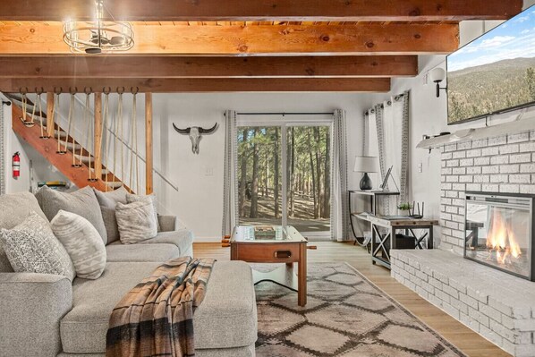 Smart TV, fireplace