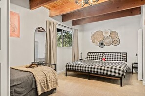 4 bedrooms, desk, travel cot, free WiFi - Cowboy Cabin ~ Lake View, EV Charger, Near Village (Big Bear Lake)
