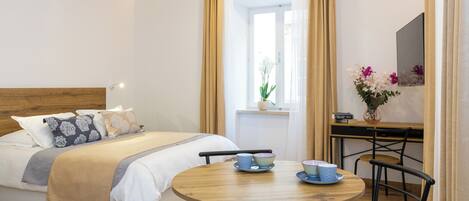 Minibaari, työpöytä, kannettavalle tietokoneelle sopiva työtila