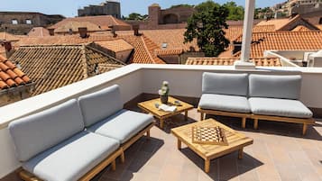 Deluxe Double Room, 1 King Bed with Terrace (3) | ํ
๋ผ์ค/ํํฐ์ค