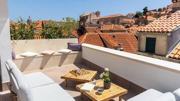 Deluxe Double Room, 1 King Bed with Terrace (3) | Terraza o patio