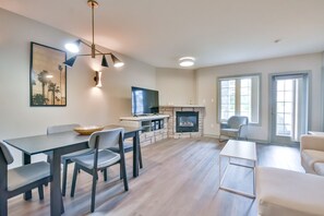 Dining - Highland Hideaway 2BR Condo Pool & Spa Daily (Shanty Bay)