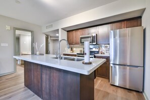 Fridge, microwave, oven, stovetop - Highland Hideaway 2BR Condo Pool & Spa Daily (Shanty Bay)