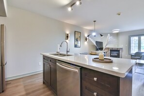 Fridge, microwave, oven, stovetop - King Suite – heated Pool, Sauna & Kitchen (Shanty Bay)