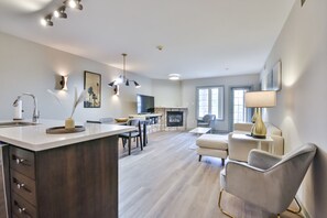 Interior - King Suite – heated Pool, Sauna & Kitchen (Shanty Bay)