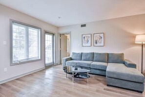 TV, fireplace - King Suite – Sauna, Kitchen & heated Pool (Shanty Bay)