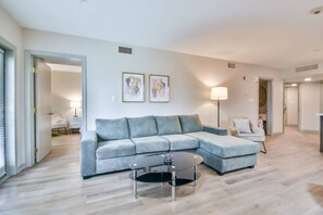 Una televisión, una chimenea