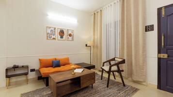 Una habitación con una cama, un escritorio, una silla, una lámpara y una puerta.