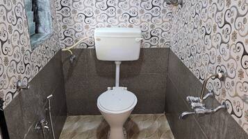 Habitación doble clásica, vista al jardín | Baño | Regadera, amenidades de baño gratuitas, secadora de cabello, toallas