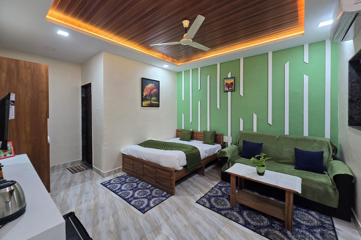 Suite, Garden View | 1 bedroom, desk, laptop workspace, free WiFi