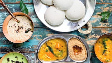 Desayuno con opciones de la cocina local diario (INR 200 por persona)