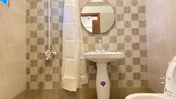 Douche, serviettes fournies, savon, papier toilette