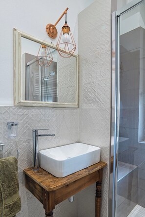 Secador de pelo, toallas, jabón y papel higiénico