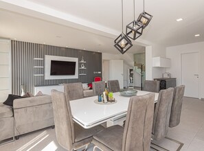 Villa (Four-Bedroom Villa With Pool) | Oppholdsrom | En 32-tommers Flatskjerm-TV med kabel-kanaler