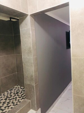 Chambre Double, patio | Salle de bain