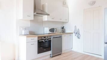 Een koelkast, een microgolfoven, een oven, een kookplaat