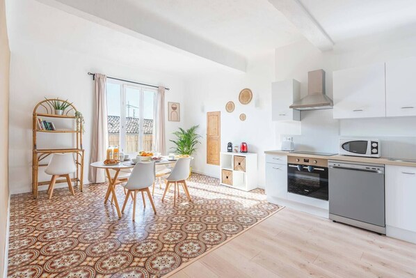 Fridge, microwave, oven, stovetop - Spacious, warm and comfortable apartment (Pertuis)