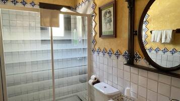 Badezimmer | Dusche, kostenlose Toilettenartikel, Haartrockner, Handtücher