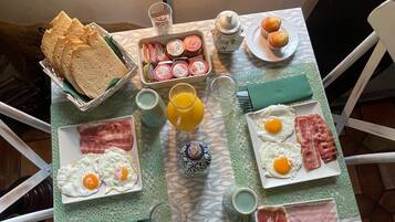 Une table de petit-déjeuner avec divers aliments et condiments.