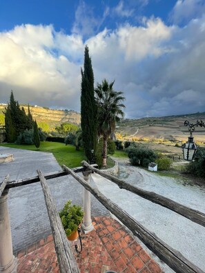 Habitación Confort con 1 cama doble o 2 individuales, vistas a la ciudad | Wifi gratis y ropa de cama