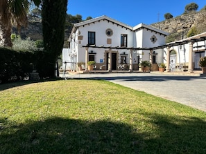 Vista frontal de la propiedad