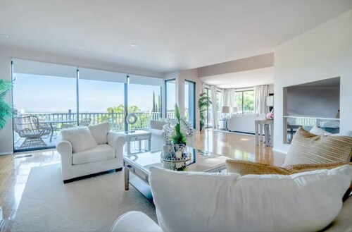 The Swan: A 3bd Spa Like Stay with Game Room, Views, and room for relaxing