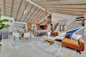 Smart-TV, Tischtennisplatte, Bücher