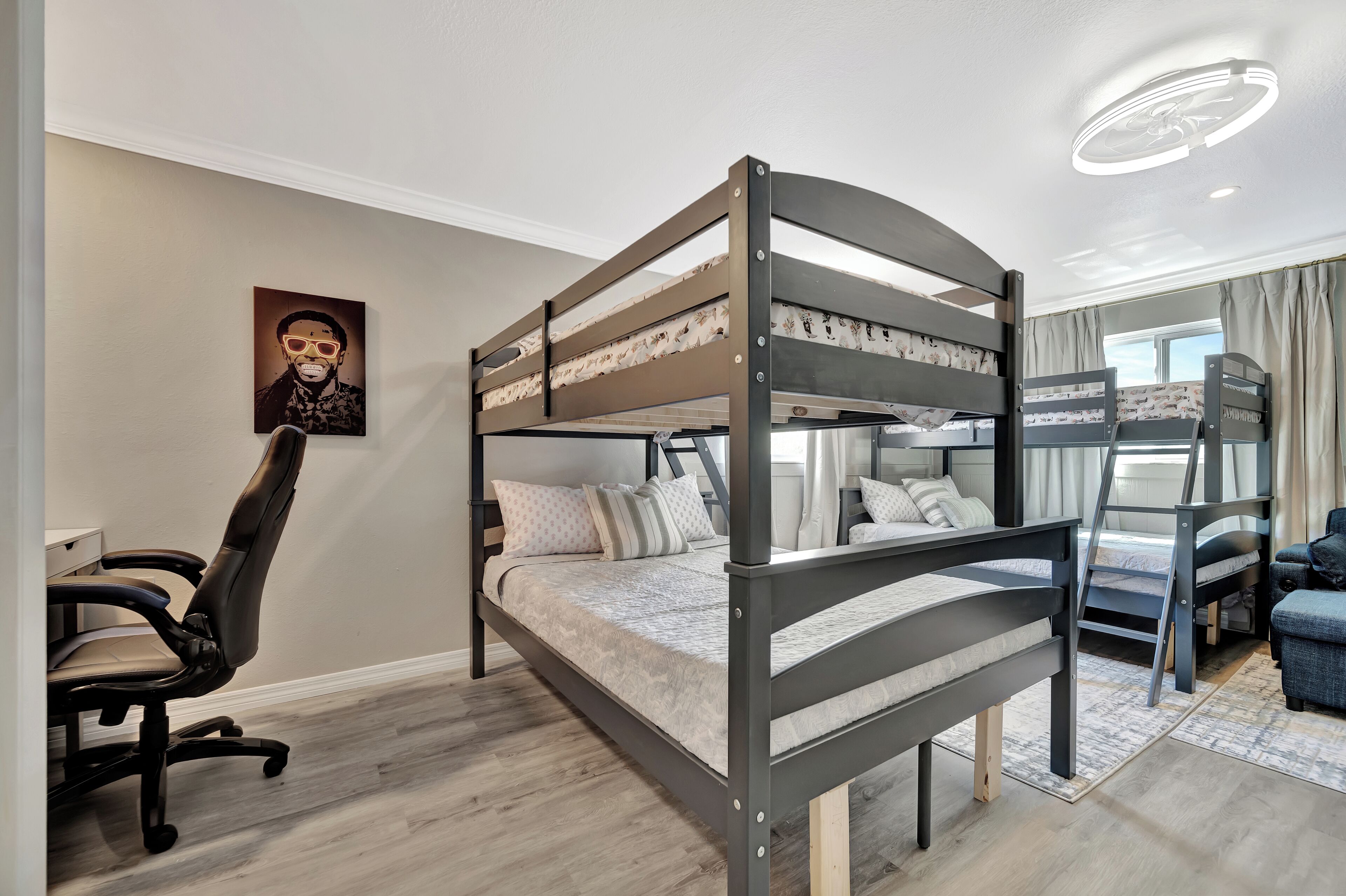 4 slaapkamers, een bureau, een strijkplank/strijkijzer, gratis wifi