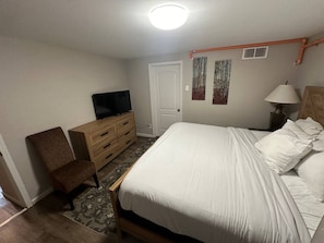 2 bedrooms, desk, iron/ironing board, travel cot - 6th street 101 - Walk to Main St (Saint Charles)