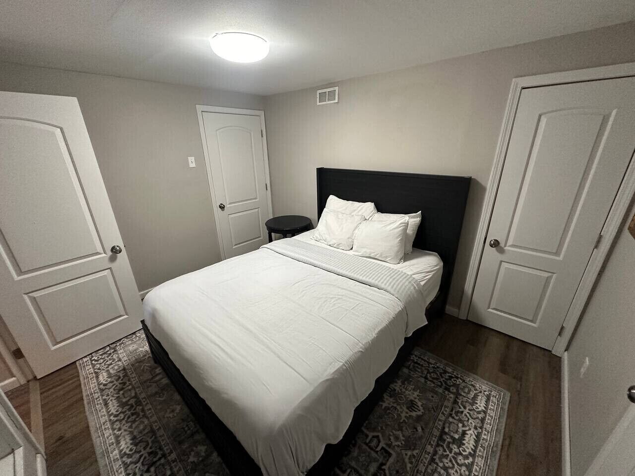 2 bedrooms, desk, iron/ironing board, travel crib