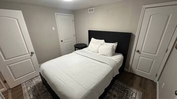 2 slaapkamers, een bureau, een strijkplank/strijkijzer, reisbedje