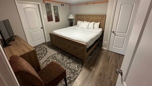 Une chambre à coucher avec un lit, un bureau et une chaise.
