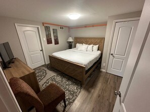 2 chambres, bureau, fer et planche à repasser, lit de bébé portatif