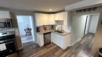 Een koelkast, een magnetron, een oven, een kookplaat