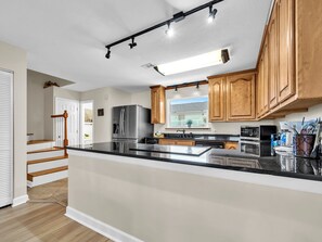 Fridge, microwave, oven, stovetop - Canal Place Unit 8 harbor views with boat dock (Destin)