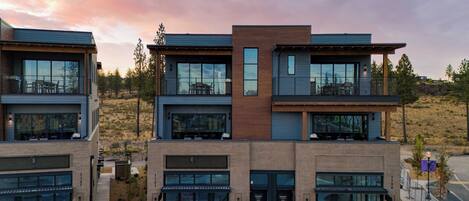 House (5 Bedrooms) | Depan hartanah